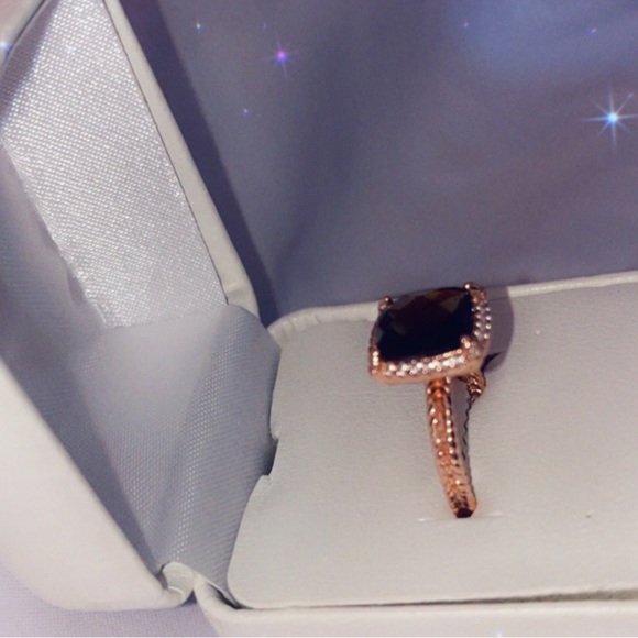 Size 8 garnet ring - Picture 3 of 3